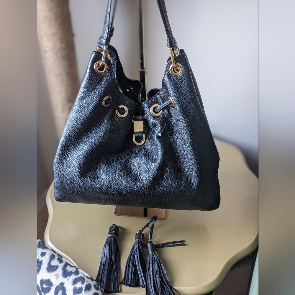 Michael Kors Camden large drawstring shoulder tote bag in black leather. Tassels